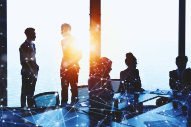 Ofiste birlikte çalışan iş adamları. Takım çalışması ve ortaklık kavramı