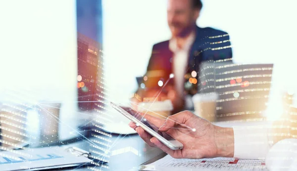 Mujer de negocios en la oficina conectada a la red de Internet. concepto de startup — Foto de Stock