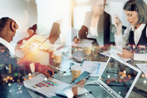 Gente de negocios que trabajan juntos en la oficina. Concepto de trabajo en equipo y asociación — Foto de Stock