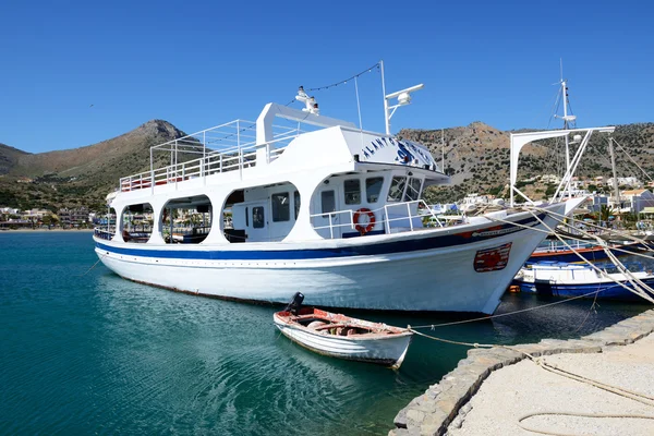 Plaka, Řecko - 14. května: Motorová jachta turné na ostrov Spinalonga na 14. května 2014 v Plaka, Řecko. Až 16 milionů turistů se očekává, že k návštěvě Řecka v roce 2014. — Stock fotografie