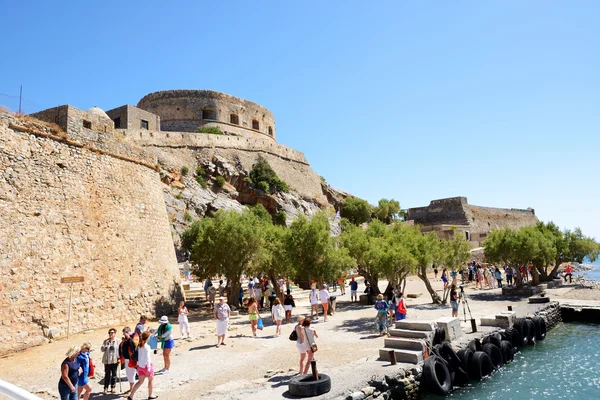 Spinalonga, Griekenland - 14 mei: De toeristen zijn op eiland Spinalonga op mei 14, 2014 in Spinalonga, Griekenland. Tot 16 mln toeristen wordt verwacht voor een bezoek aan Griekenland in het jaar 2014. — Stockfoto