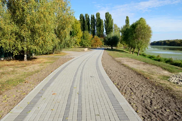 La pista ciclabile vicino al fiume, Bila Tserkva, Ucraina — Foto Stock