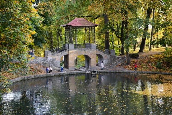 BILA TSERKVA, UCRANIA - 6 DE OCTUBRE: El puente chino en el Parque Olexandria y los visitantes el 6 de octubre de 2016 en Bila Tserkva, Ucrania. Más de 12 millones de turistas se espera que visite Ucrania en el año 2016 . — Foto de Stock