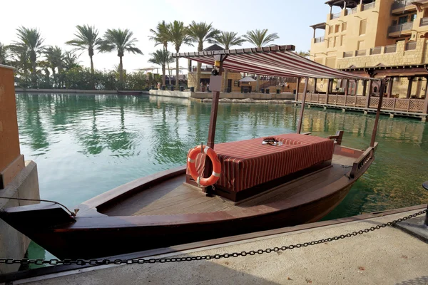 露天市场古城卓美亚和阿布拉船，迪拜，阿联酋的视图 — 图库照片