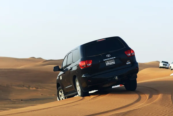 DUBAI, Emirados Árabes Unidos - SETEMBRO 12: A viagem ao deserto de Dubai em carro off-road é a principal atração turística em Dubai em 12 de setembro de 2013 em Dubai, Emirados Árabes Unidos — Fotografia de Stock