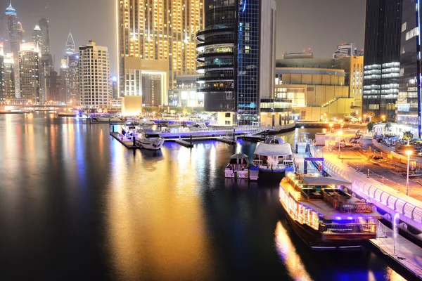 DUBAI, Emiratos Árabes Unidos - 11 de septiembre: La iluminación nocturna del barco Dubai Marina and Dhow el 11 de septiembre de 2013 en Dubai, Emiratos Árabes Unidos. Es una ciudad artificial del canal, construida a lo largo de dos millas (3 km) de la costa del Golfo Pérsico . —  Fotos de Stock