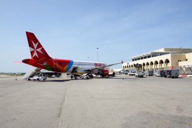 Luqa, Malta - 18 Nisan: Malta Havayolları bakım 18 Nisan 2015 Luqa, Malta Malta Havaalanı alarak uçak. Daha sonra 1,6 milyon turist Malta 2015 yılında ziyaret bekleniyor.