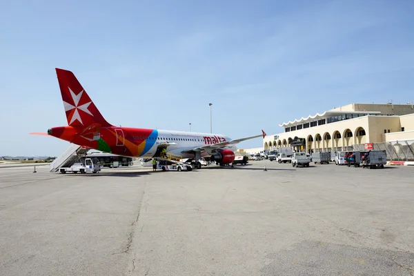 Luqa, Мальта - 18 квітня: Літак Мальта авіакомпаній, приймаючи обслуговування в аеропорту Мальта 18 квітня 2015 в Luqa, Мальта. Більше потім 1,6 млн туристів, як очікується, відвідайте Мальта в 2015 року. — стокове фото