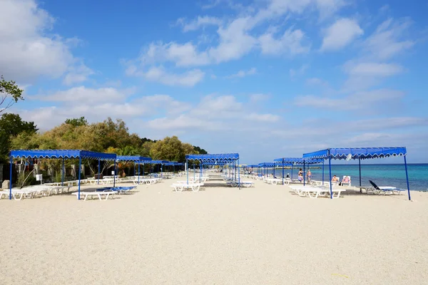 Transats sur une plage et eau turquoise à l'hôtel de luxe moderne, Halkidiki, Grèce — Photo