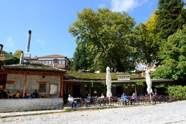 メツォボにある村、ギリシャ 10 月 11： 観光客劇場版イヴ メツォボにある村 2013 年 10 月 11 日メツォボにある、ギリシャでの休暇。12 百万の観光客は 2013 年にギリシャを訪問する予定です。 — ストック写真
