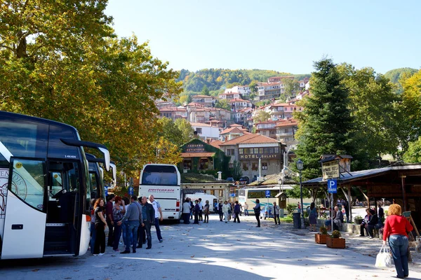 METSOVO VILLAGE, GRECIA-OTTOBRE 11: I turisti godendo la loro vacanza nel villaggio di Metsovo l '11 ottobre 2013 a Metsovo, Grecia. Si prevede che fino a 12 milioni di turisti visiteranno la Grecia nel 2013 — Foto Stock