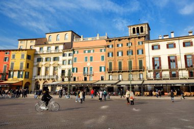 Verona, İtalya - 15 Aralık: Görünümünü Piazza sutyen ve turistler üzerinde 15 Aralık 2015 Verona, İtalya. Daha sonra 46 milyon turist 2015 yılında İtalya ziyaret bekleniyor.