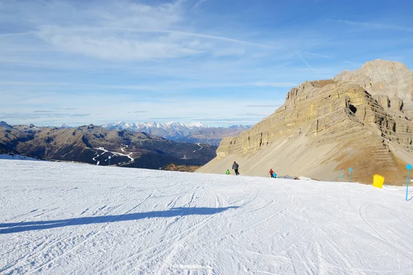 De skipiste met een uitzicht op Dolomiti bergen, Madonna di Campiglio, Italië — Stockfoto
