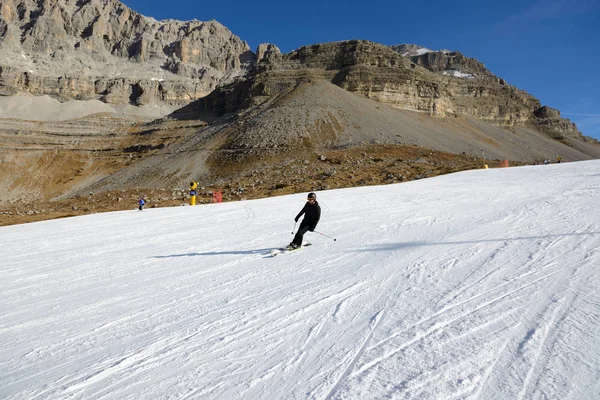 Madonna di campiglio, italien - 18. Dezember: Skipiste und Skifahrer im Skigebiet passo groste am 18. Dezember 2015 in madonna di campiglio, italien. mehr als 46 Millionen Touristen werden im Jahr 2015 in Italien erwartet. — Stockfoto