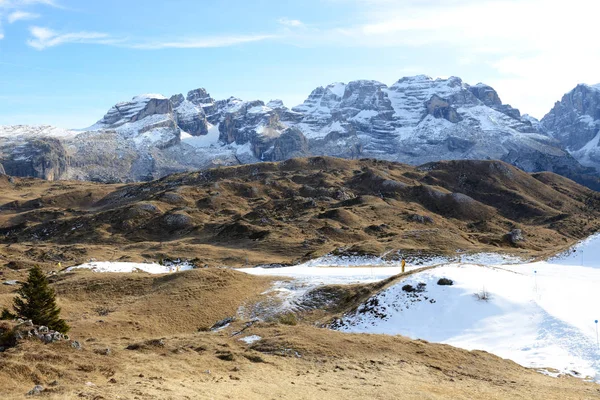 A pista de esqui com vista para as montanhas Dolomiti, Madonna di Campiglio, Itália — Fotografia de Stock