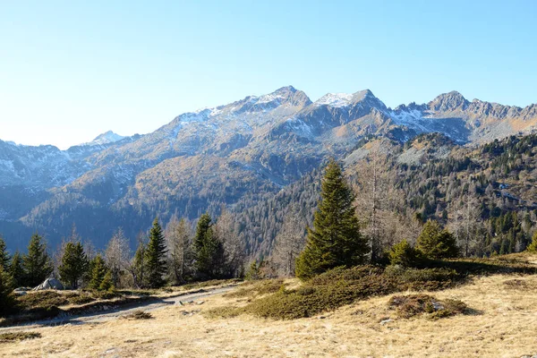 A vista sobre as montanhas Dolomiti e pista de esqui, Madonna di Campiglio, Itália — Fotografia de Stock