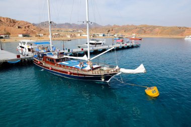 Sharm el sheikh, Mısır - 4 Aralık: turist yelken yat limanının sharm el Sheikh pier yakınındaki olduğunu. sharm el sheikh, Mısır 4 Aralık 2013 popüler turist hedef oldu