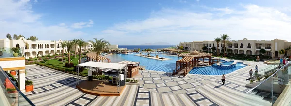 SHARM EL SHEIKH, EGIPTO - 30 DE NOVIEMBRE: Los turistas están de vacaciones en el popular hotel el 30 de noviembre de 2013 en Sharm el Sheikh, Egipto. Hasta 12 millones de turistas han visitado Egipto en 2013. —  Fotos de Stock