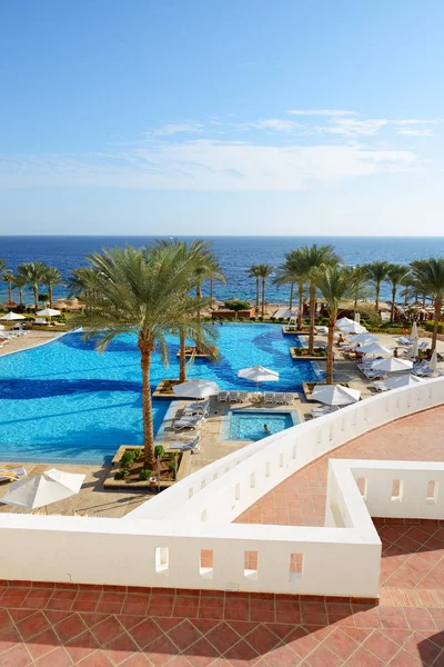 Piscina e praia no hotel de luxo, Sharm el Sheikh, Egito — Fotografia de Stock