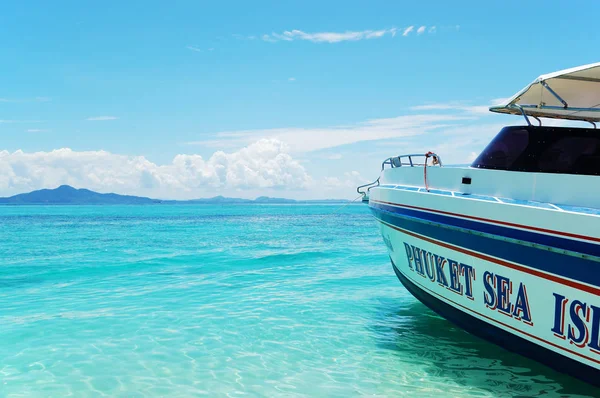 Barco a motor en aguas turquesas del Océano Índico, isla Phi Phi, Tailandia —  Fotos de Stock