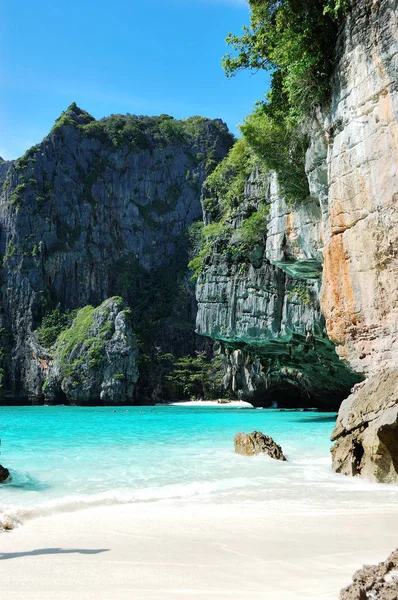 Der Strand und das türkisfarbene Wasser des Indischen Ozeans, phi phi Insel, t — Stockfoto
