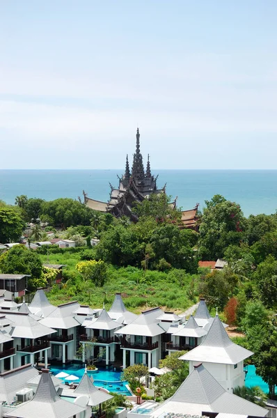 Moderní luxusní hotel a svatyně chrámu pravdy v pozadí, pattaya, Thajsko — Stock fotografie