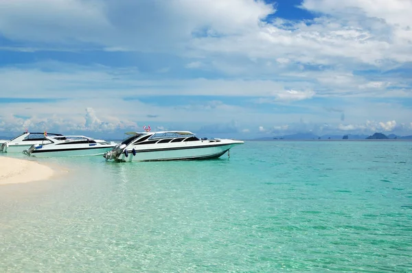 Motorbåtar på turkosblå vattnet i Indiska oceanen, phi phi island, thailand — Stockfoto