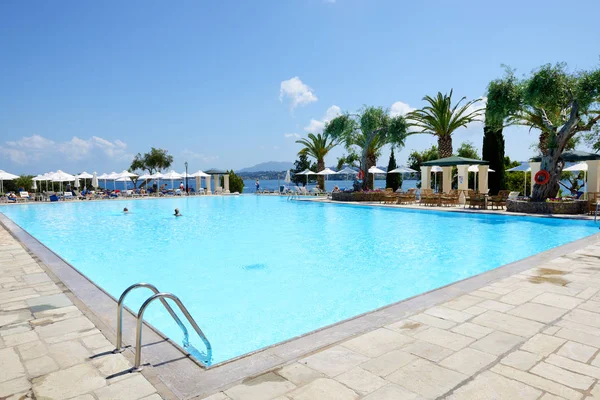 Korfu, Greees - 16. května: Jsou turisté na dovolené v luxusním hotelu na 16 květen 2016 v Korfu, Řecko. Až 16 milionů turistů se očekává, že k návštěvě Řecka v roce 2016. — Stock fotografie
