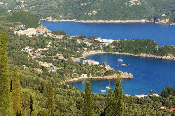 Het uitzicht op een baai in een hart vorm en beach, Corfu, Griekenland — Stockfoto