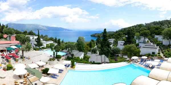 CORFU, GREEES - 16 DE MAYO: Los turistas están de vacaciones en un hotel de lujo el 16 de mayo de 2016 en Corfú, Grecia. Hasta 16 millones de turistas se espera que visite Grecia en el año 2016 . —  Fotos de Stock