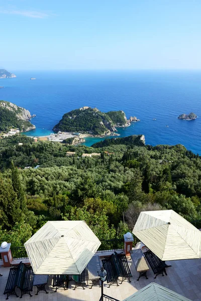 La vista desde el restaurante en una bahía en forma de corazón y la playa, Corfú, Grecia — Foto de Stock