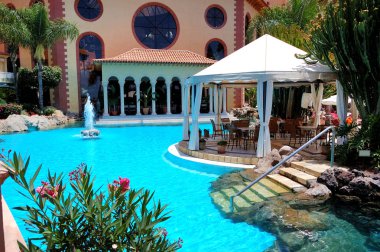 Yüzme Havuzu ve açık hava restoranı lüks otel, Tenerife Adası, İspanya