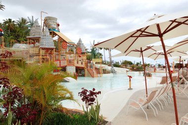 Tenerife Adası, İspanya - 22 Mayıs: oynayan çocuklar üzerinde 22 Mayıs 2011 Tenerife, İspanya siam Aquapark'daki su. siam Avrupa'nın en büyük su Tema parkı 's..