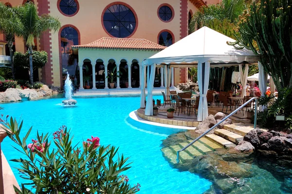 Piscina e restaurante ao ar livre no hotel de luxo, ilha de Tenerife, Espanha — Fotografia de Stock