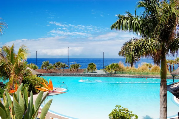 Piscina e spiaggia in hotel di lusso, isola di Tenerife, Spagna — Foto Stock