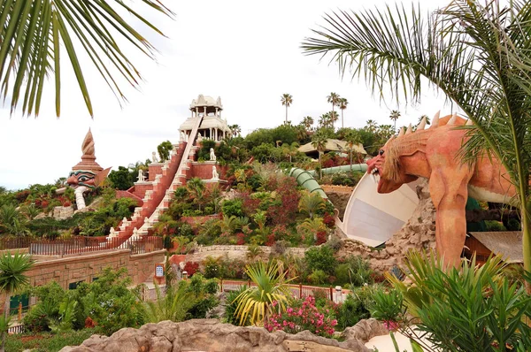 TENERIFE ISLAND, ESPAÑA - 22 DE MAYO: La atracción del agua de la Torre del Poder en el parque acuático Siam el 22 de mayo de 2011 en Tenerife, España. El Siam es el parque temático de agua más grande de Europa con una superficie de 185000m2 . — Foto de Stock