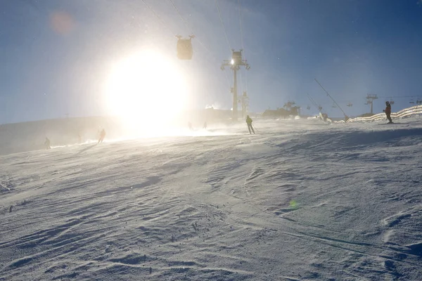 Jasna, Slowakije - 25 januari: De skiërs zijn op de helling en zon in Jasna lage Tatra. Het is het grootste skigebied in Slowakije met 49 km pistes op 25 januari 2017 in Jasna, Slowakije — Stockfoto