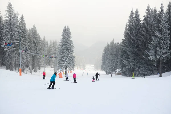亚斯纳、 斯洛伐克-1 月 25 日︰ 滑雪者都是在亚斯纳低上塔特拉山 Biela Put 坡。它是最大的滑雪场在斯洛伐克与 49 公里的滑道在 2017 年 1 月 25 日在斯洛伐克的亚斯纳 — 图库照片