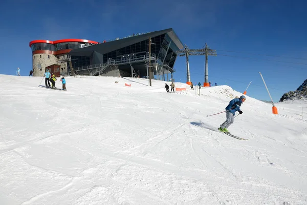 Jasna, Slovakien - 23 januari: Den skidåkare och Rotunda linbaneanläggningar station på Chopok i Jasna låga Tatra. Det är den största skidorten i Slovakien med 49 km av pister på 23 januari 2017 i Jasna, Slovakien — Stockfoto