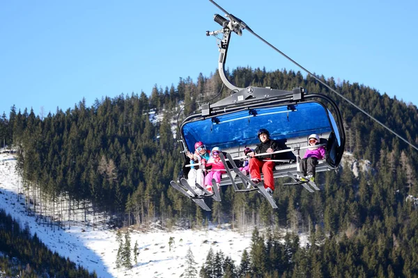 Jasna, Slovakya - 22 Ocak: Aile Jasna düşük Tatras kayakçı ile şanslı teleferik kabinleri. 22 Ocak 2017 Jasna, Slovakya pistes 49 km ile en büyük kayak merkezi Slovakya açıktır — Stok fotoğraf