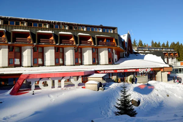Jasna, Slowakei - 20. Januar: das Grand Wellness Hotel in Jasna Niedere Tatra. es ist das größte Skigebiet in der Slowakei mit 49 km Pisten am 22. Januar 2017 in Jasna, Slowakei — Stockfoto
