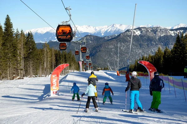 Jasna, Slowakije - 20 januari: Het snowpark, skiërs en kabelbaan in Jasna lage Tatra. Het is het grootste skigebied in Slowakije met 49 km pistes op 20 januari 2017 in Jasna, Slowakije — Stockfoto