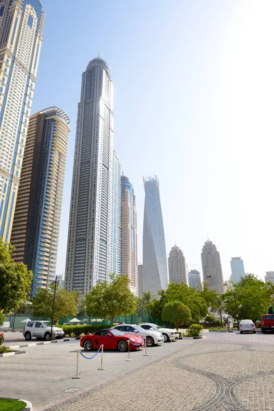 Dubai, uae - 11. September: der parkplatz mit sportwagen und blick auf wolkenkratzer am 11. september 2013 in dubai, vereinigte arabische emirate. in der Stadt der künstlichen Kanallänge von 3 Kilometern entlang des Persischen Golfs. — Stockfoto