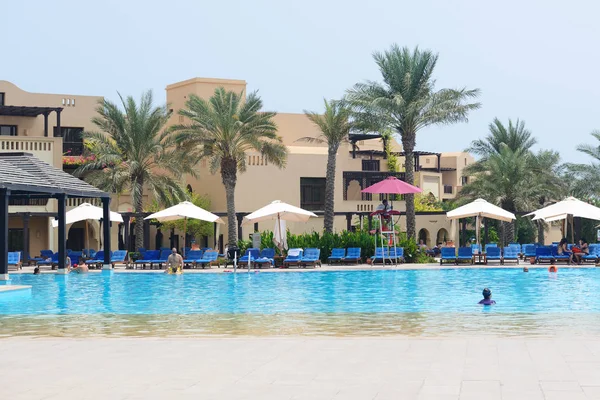 FUJAIRAH, Emirati Arabi Uniti - 7 SETTEMBRE: I turisti che si godono la loro vacanza in hotel di lusso il 7 settembre 2013 Fujairah, Emirati Arabi Uniti. Fino a 10 milioni di turisti hanno visitato gli Emirati Arabi Uniti nel 2013 . — Foto Stock
