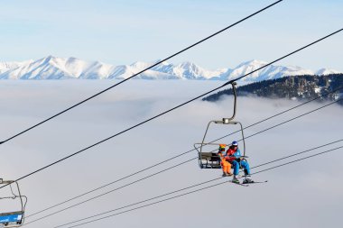 Jasna, Slovakya - 25 Ocak: Kayakçılar sis ve Jasna düşük Tatras teleferik. 25 Ocak 2017 Jasna, Slovakya pistes 49 km ile en büyük kayak merkezi Slovakya açıktır