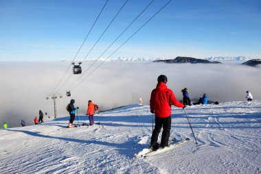 Jasna, Slovakya - 25 Ocak: Yamaç ve Jasna düşük Tatras siste kayakçılar vardır. 25 Ocak 2017 Jasna, Slovakya pistes 49 km ile en büyük kayak merkezi Slovakya açıktır
