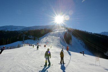 Jasna, Slovakya - 22 Ocak: Kayakçılar, snowborders ve Jasna düşük Tatras teleferik. 22 Ocak 2017 Jasna, Slovakya pistes 49 km ile en büyük kayak merkezi Slovakya açıktır