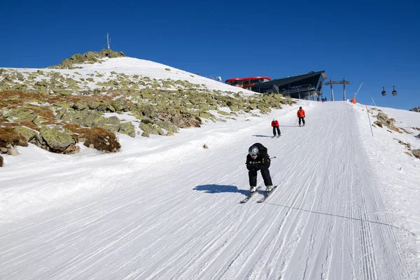 JASNA, SLOVACCHIA - 23 GENNAIO: Gli sciatori e la stazione della funivia Rotunda a Chopok a Jasna Low Tatra. È la più grande stazione sciistica della Slovacchia con 49 km di piste il 23 gennaio 2017 a Jasna, Slovacchia — Foto Stock