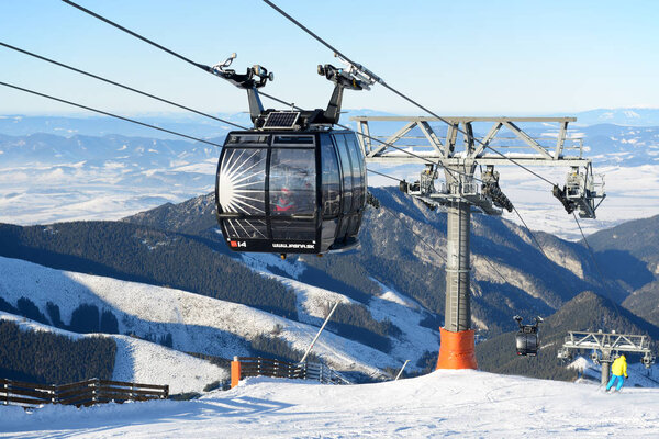 ЯСНА, СЛОВАКИЯ - 23 ЯНВАРЯ: Каюты канатной дороги на станции Чопок в Ясна Низкие Татры. Это самый большой горнолыжный курорт в Словакии с 49 км трасс на 23 января 2017 года в Ясна, Словакия
