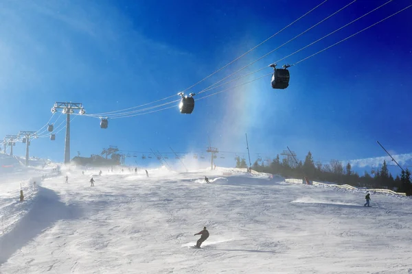 JASNA, ESLOVÁQUIA - JANEIRO 25: Os esquiadores, as fronteiras de neve e o arco-íris da montanha em Jasna Low Tatras. É a maior estância de esqui na Eslováquia com 49 km de pistas em 25 de janeiro de 2017 em Jasna, Eslováquia — Fotografia de Stock